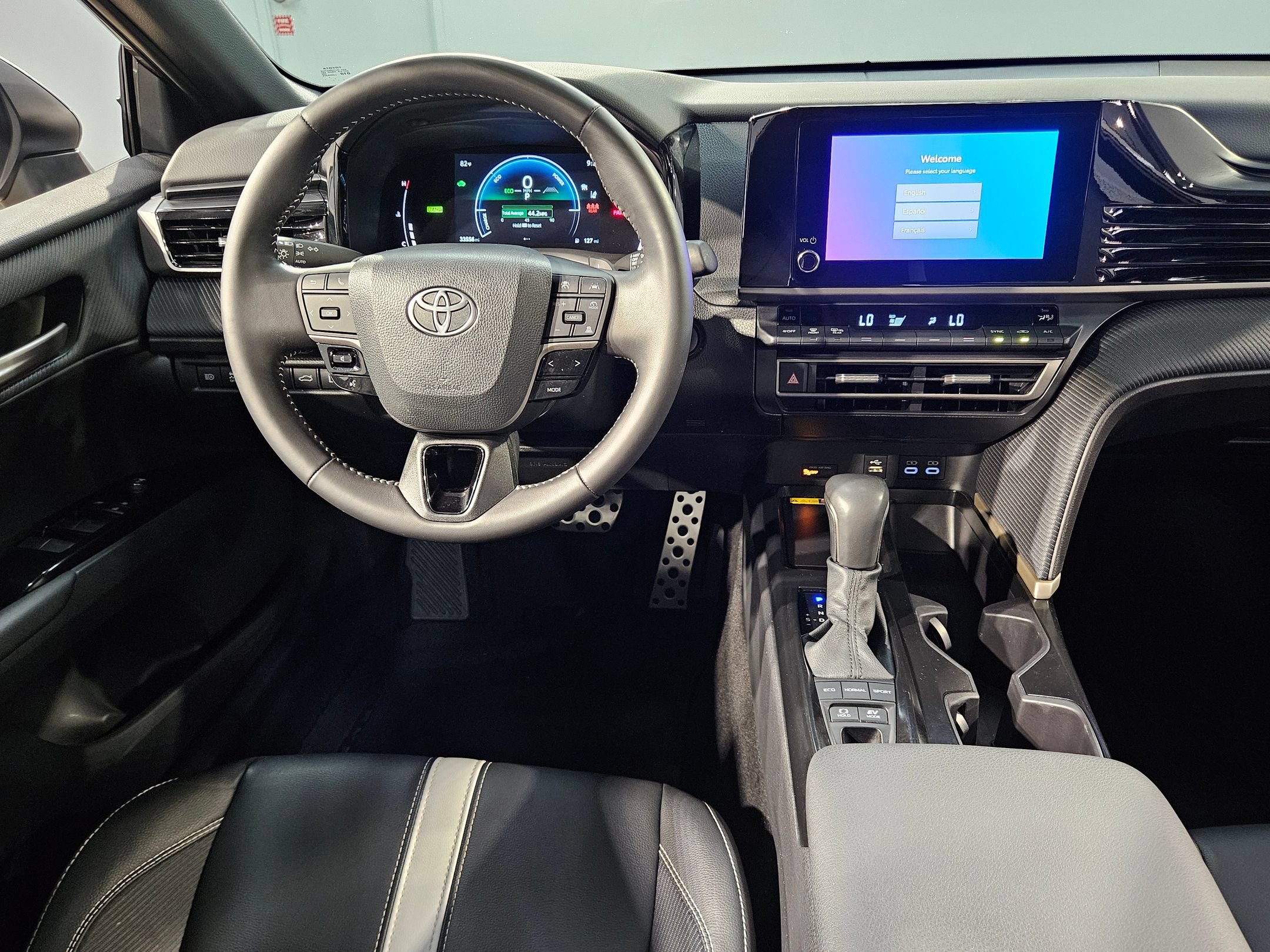 Used 2025 Toyota Camry SE FWD image 9