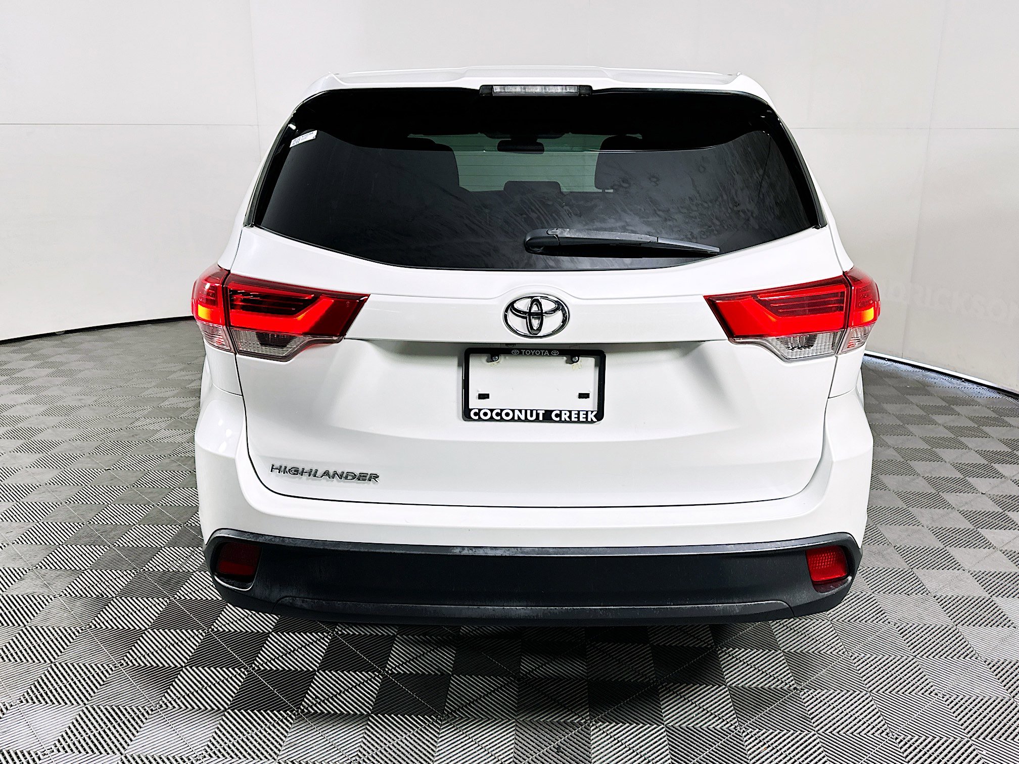Used 2019 Toyota Highlander LE image 4