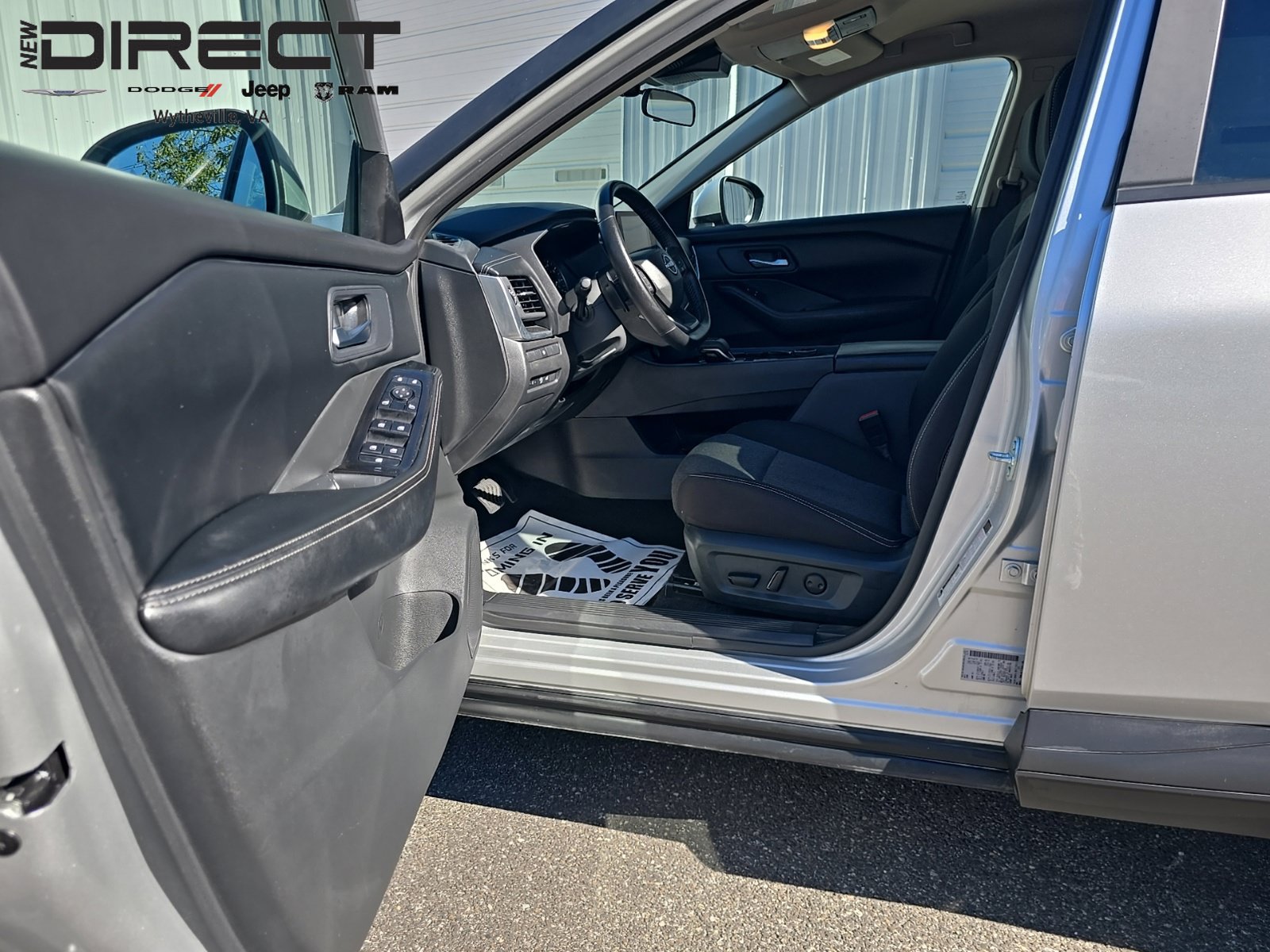 Used 2025 Nissan Rogue SV AWD/4WD image 17