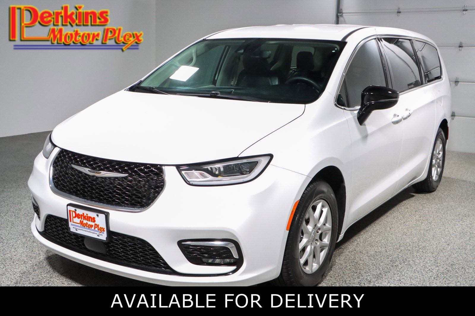 Used 2024 Chrysler Pacifica Touring-L image 1