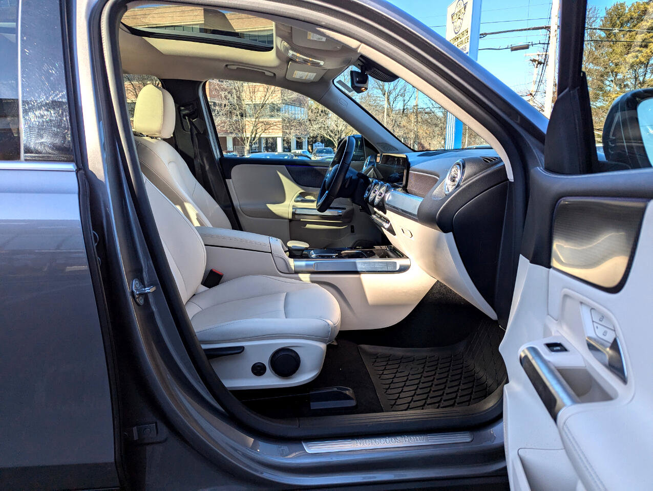 Used 2022 Mercedes-Benz EQB 300 4MATIC image 34