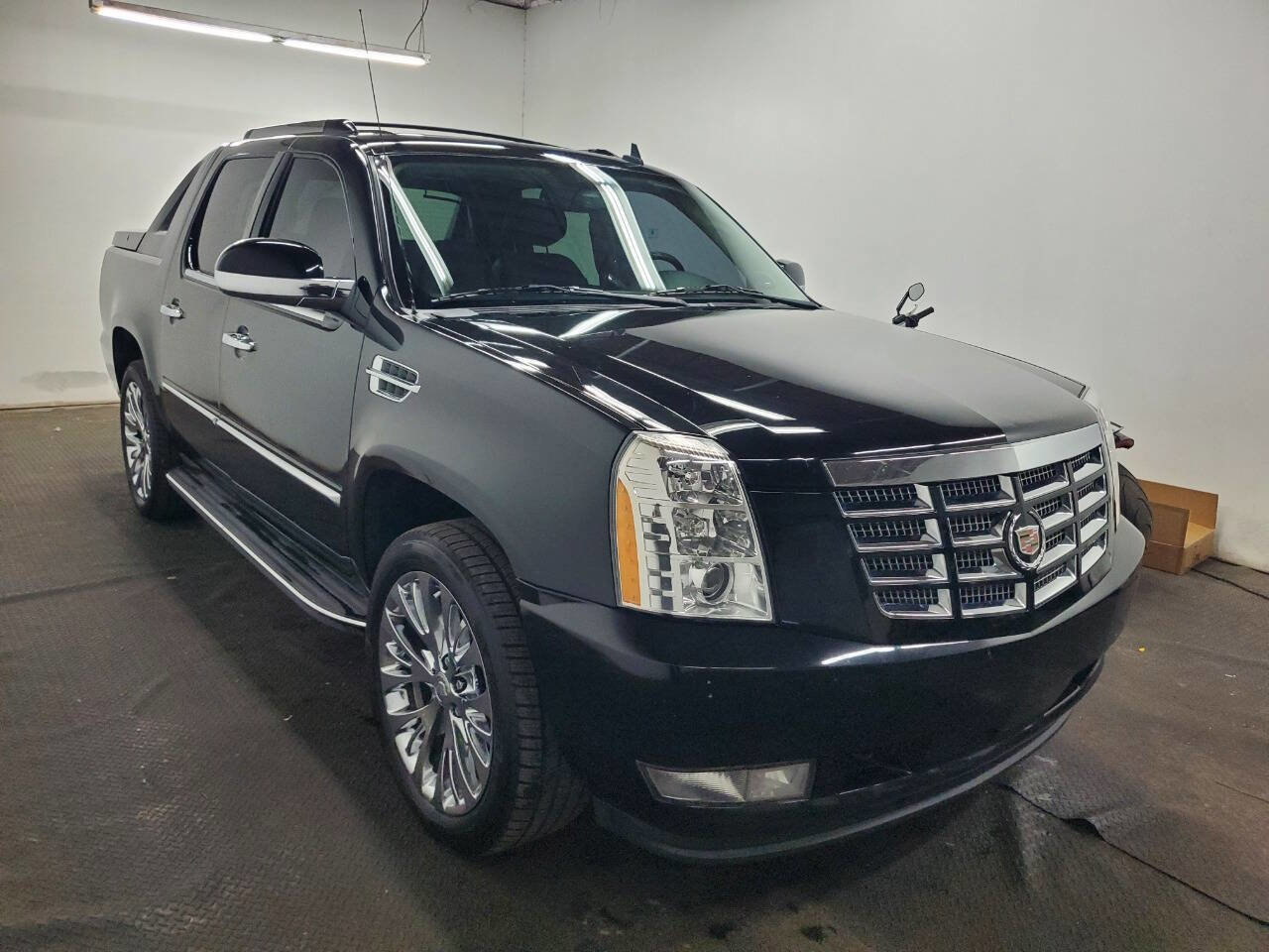 Used 2013 Cadillac Escalade EXT Luxury AWD/4WD image 3