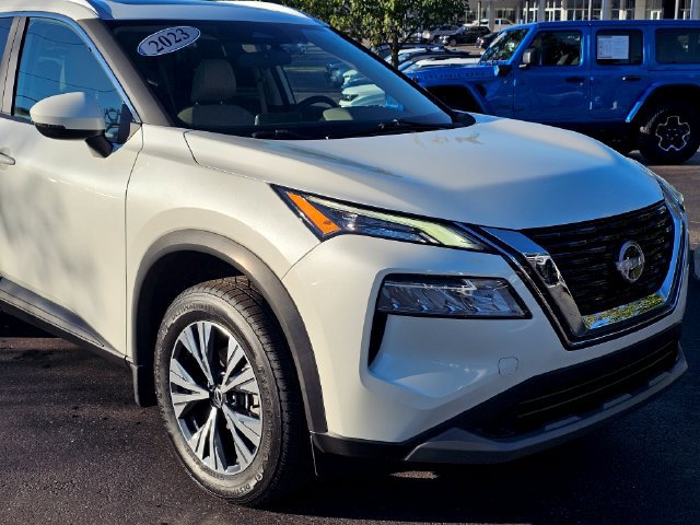 Used 2023 Nissan Rogue SV w/ SV Premium Package AWD/4WD image 2