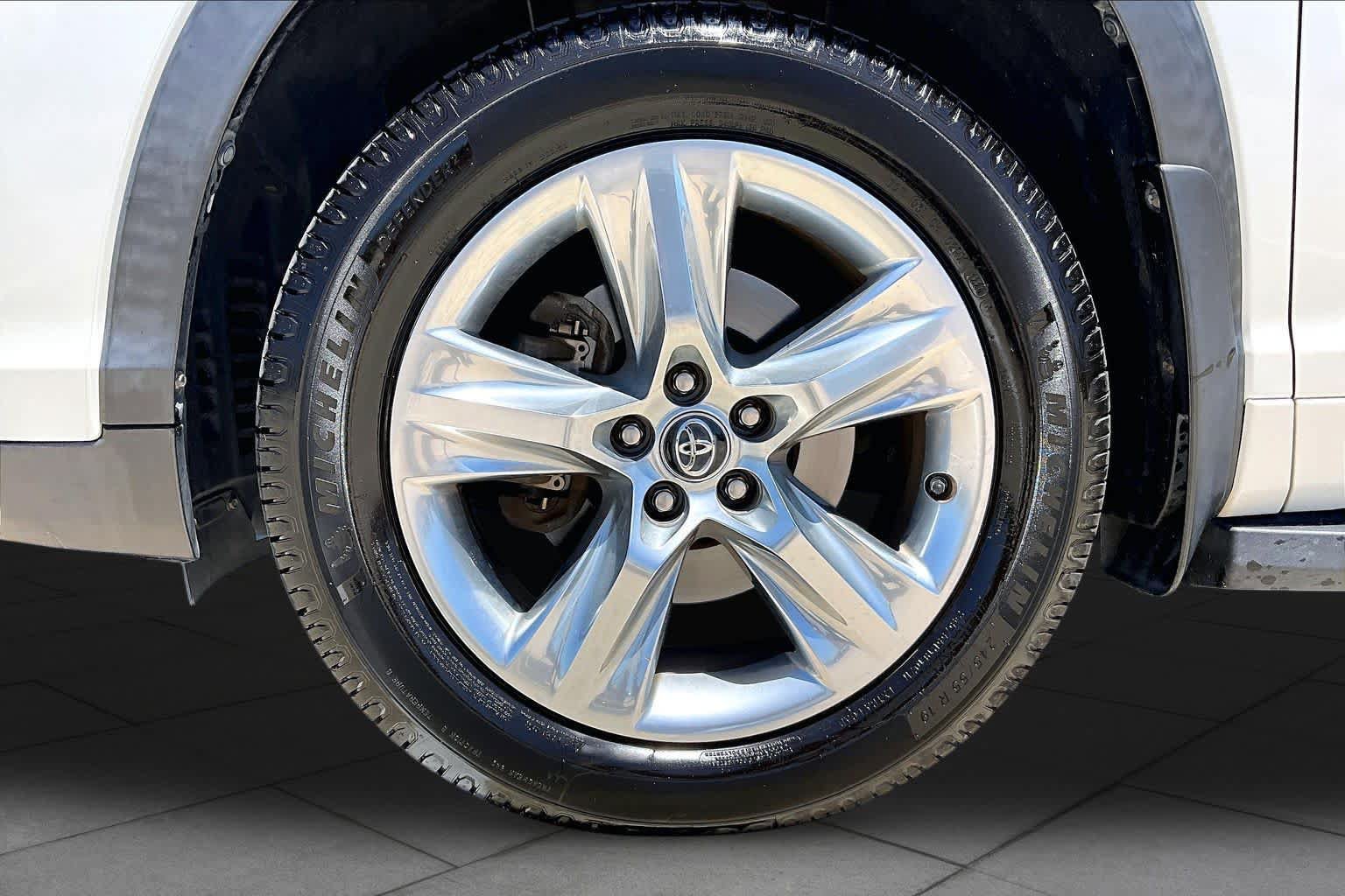 Used 2018 Toyota Highlander Limited FWD image 11