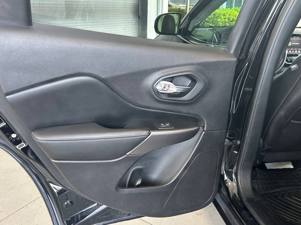 Used 2020 Jeep Cherokee Limited FWD image 39