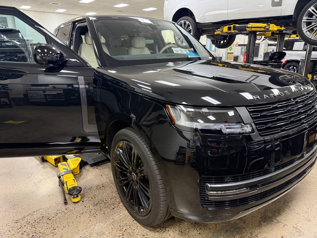 Used 2025 Land Rover Range Rover SE AWD/4WD image 2