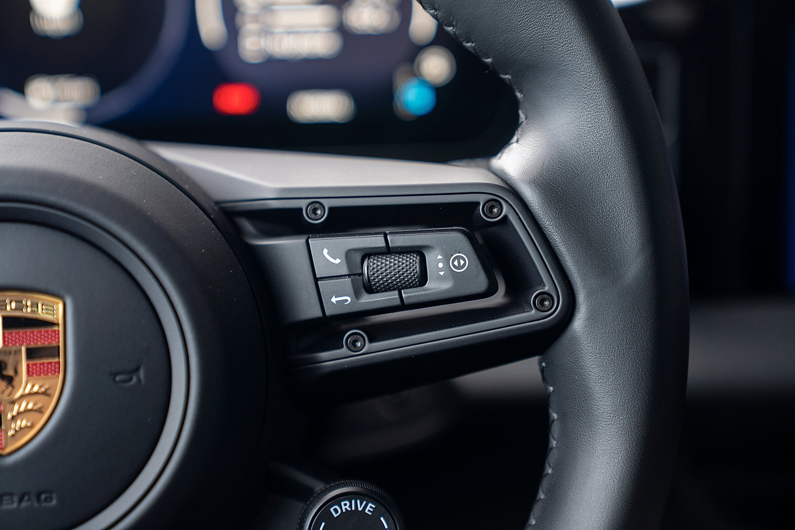 Certified 2025 Porsche Macan Electric image 8