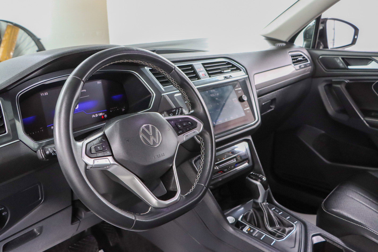 Used 2023 Volkswagen Tiguan SE FWD image 22