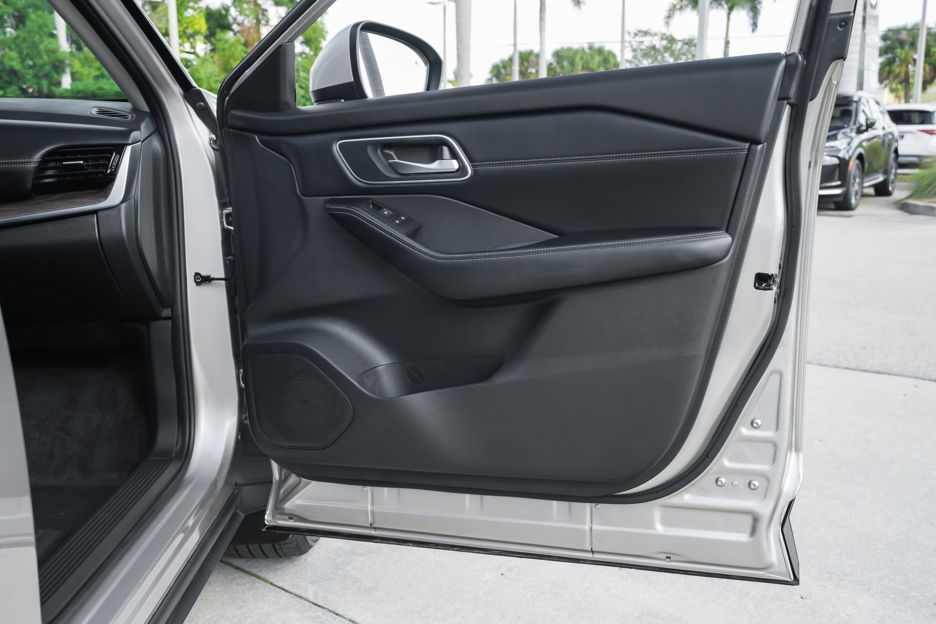 Used 2025 Nissan Rogue Platinum w/ Platinum Premium Package image 41