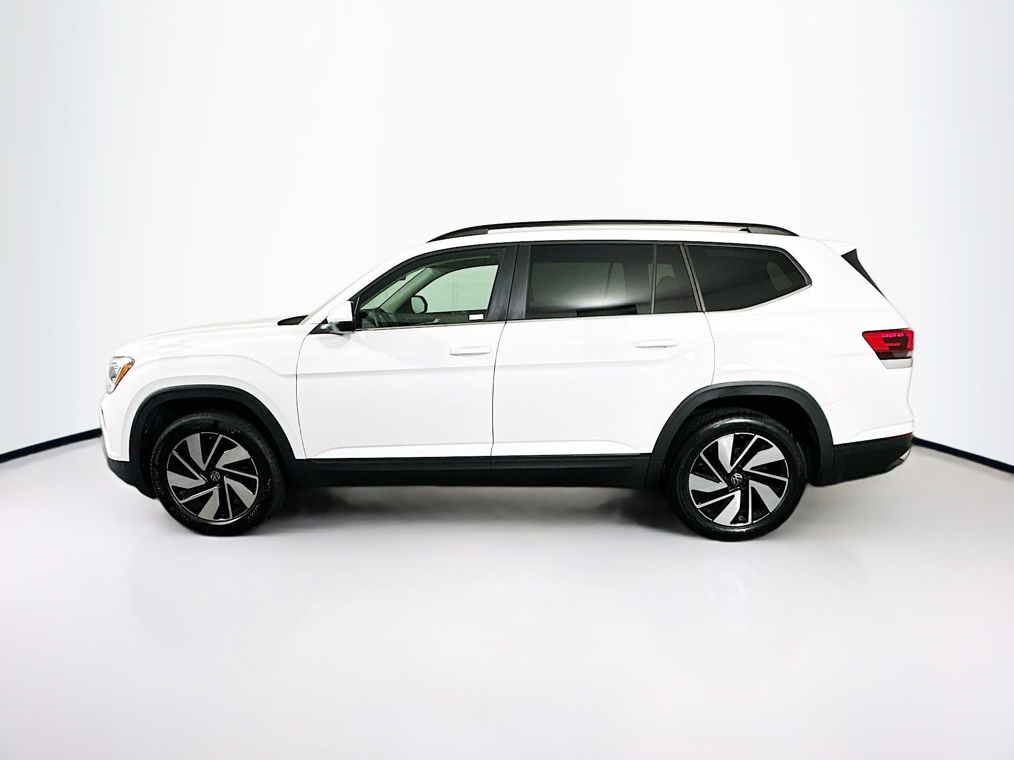 Used 2025 Volkswagen Atlas SE image 4
