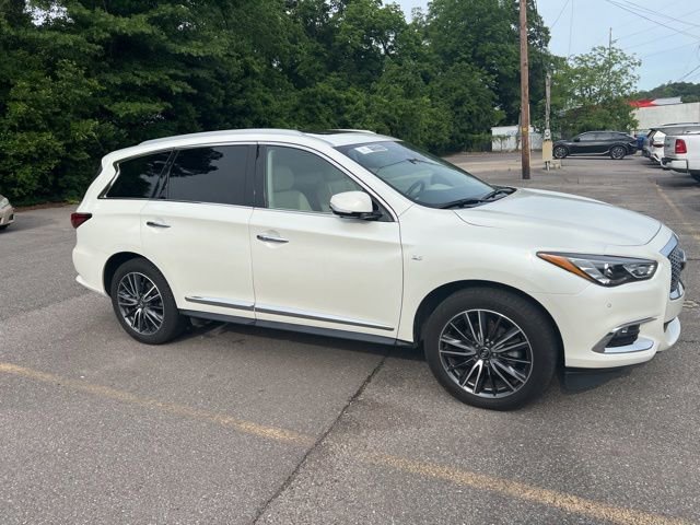Used 2020 INFINITI QX60 Luxe w/ Essential Package FWD image 3