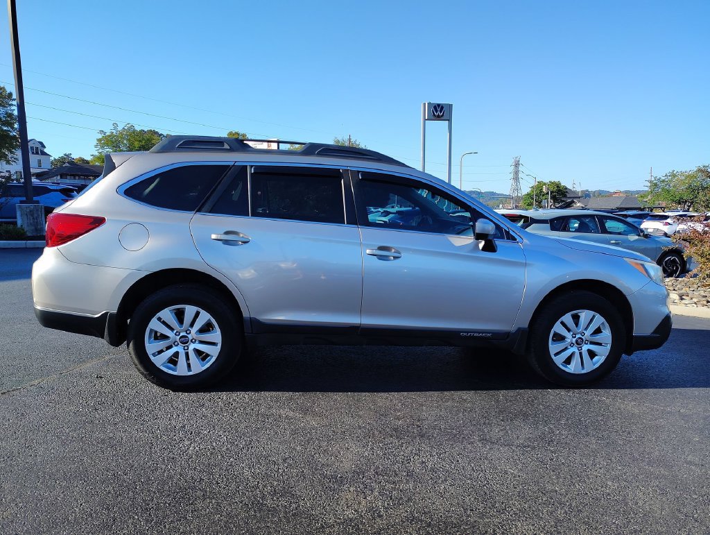 Used 2017 Subaru Outback 2.5i Premium w/ Popular Package #2 AWD/4WD image 4