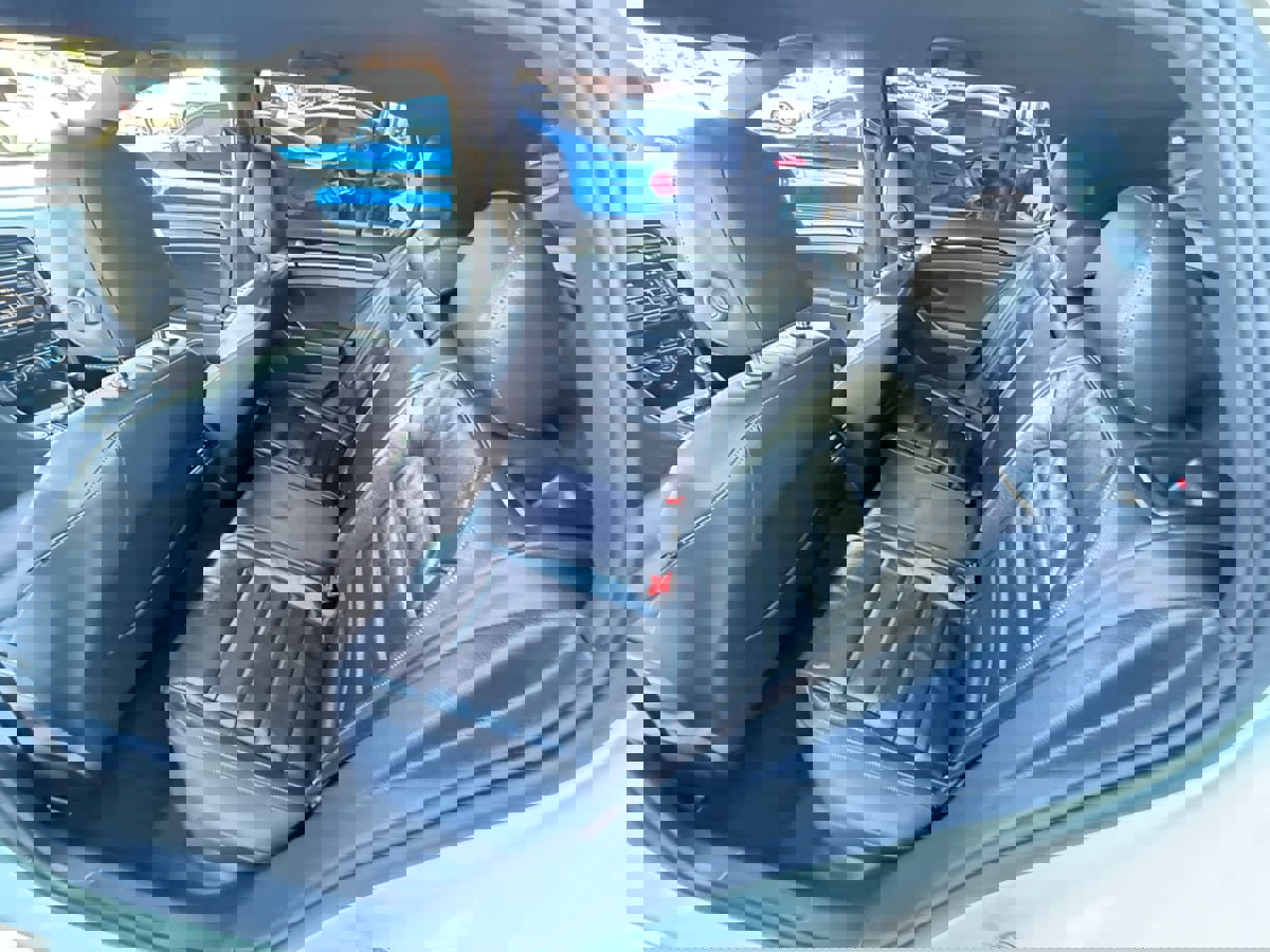 Used 2016 Volkswagen Golf R 4-Door image 12