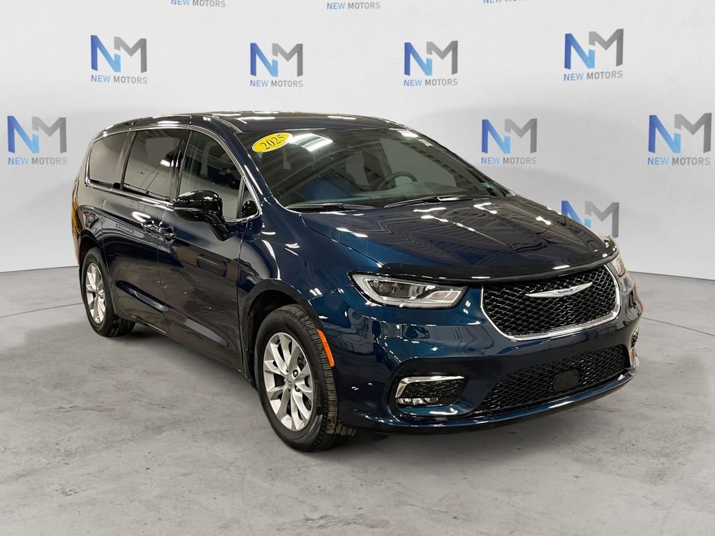 Used 2025 Chrysler Pacifica Select AWD/4WD image 7