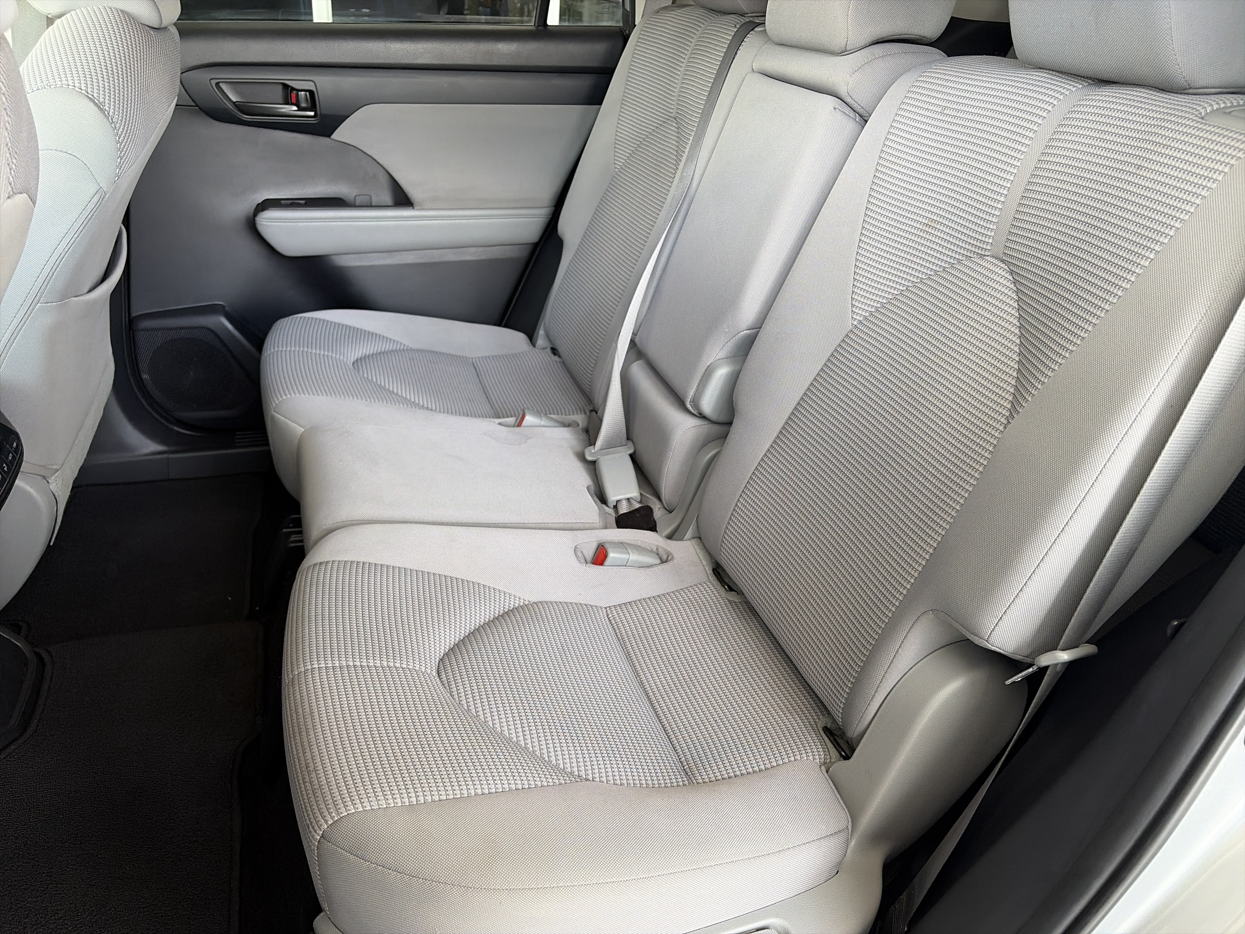 Used 2023 Toyota Highlander L FWD image 11