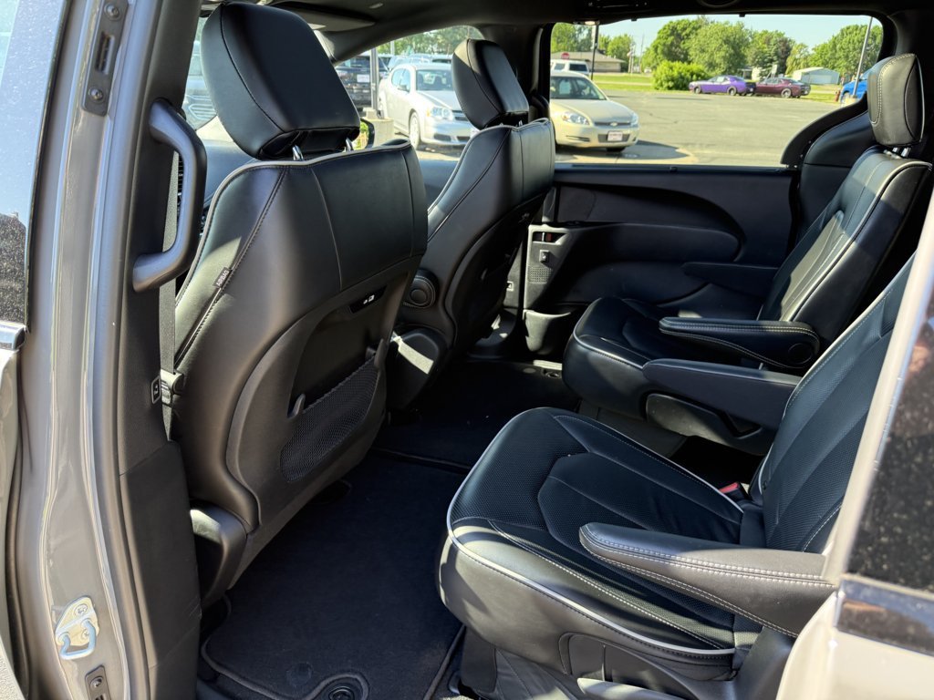 Used 2025 Chrysler Pacifica Limited FWD image 12