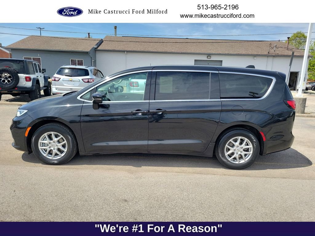 Used 2023 Chrysler Pacifica Touring-L FWD image 2