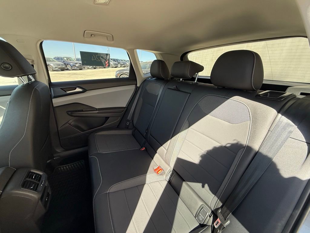 Certified 2024 Volkswagen Taos SE image 6