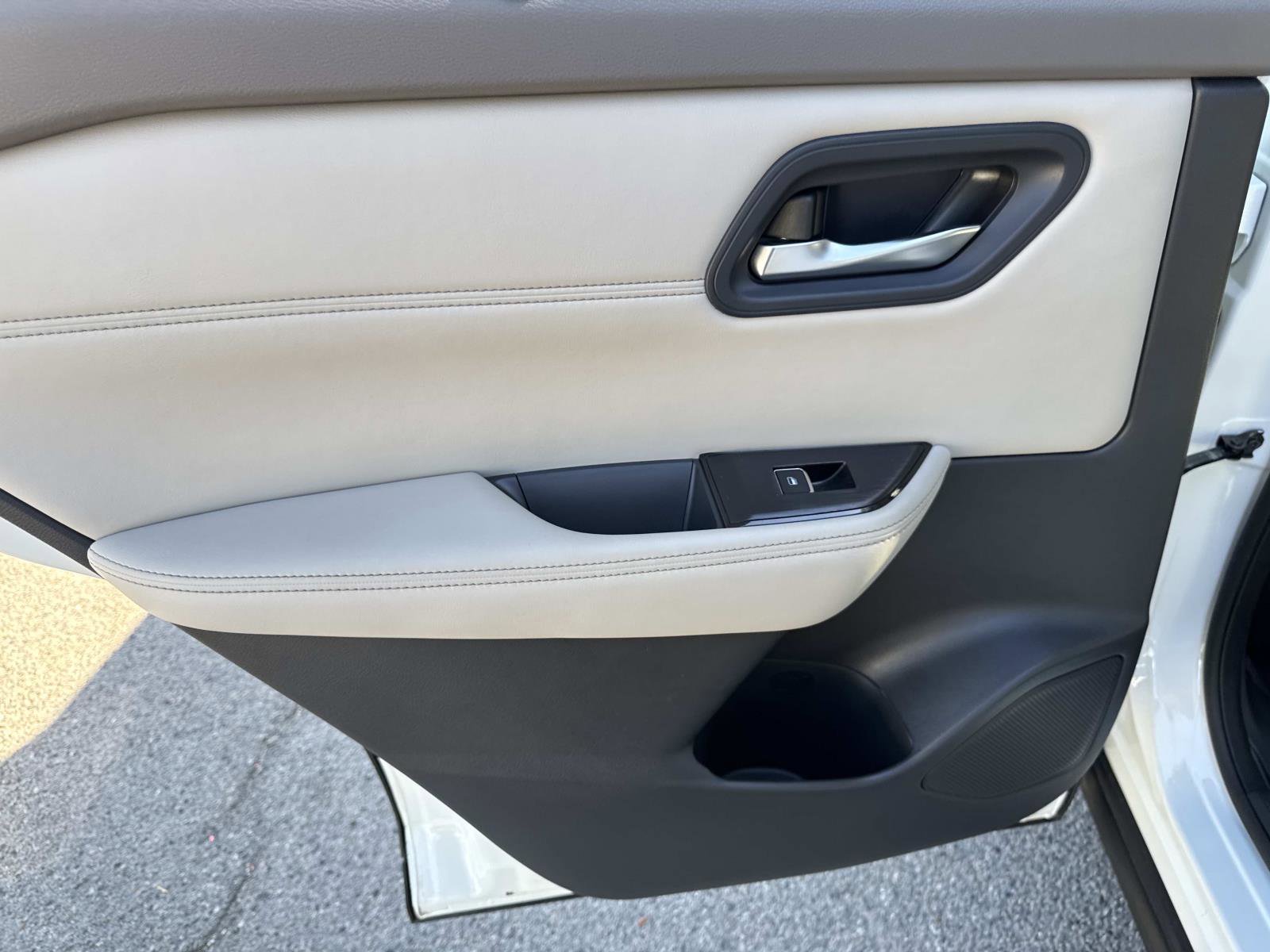 Used 2023 Nissan Rogue SL w/ SL Premium Package image 10