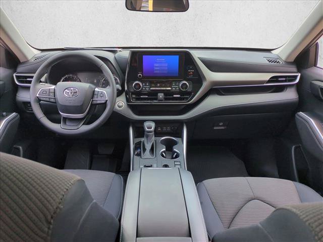 Used 2024 Toyota Highlander LE FWD image 16