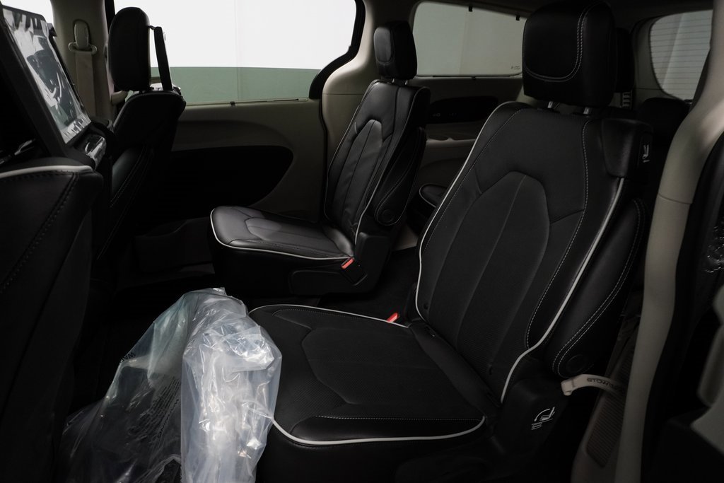 New 2023 Chrysler Pacifica Limited w/ Uconnect Theater Family Group image 17