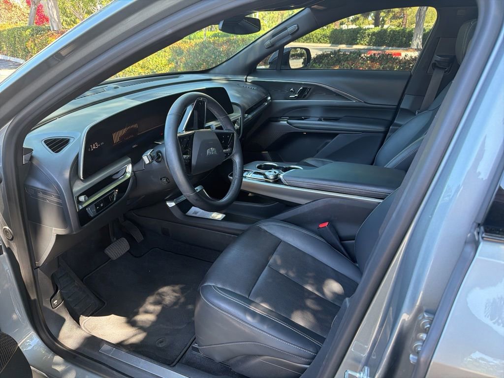 Used 2024 Cadillac Lyriq Luxury AWD/4WD image 6