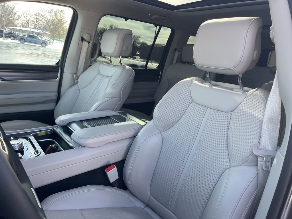 Used 2023 Jeep Wagoneer L Series III w/ Premium Group I image 12