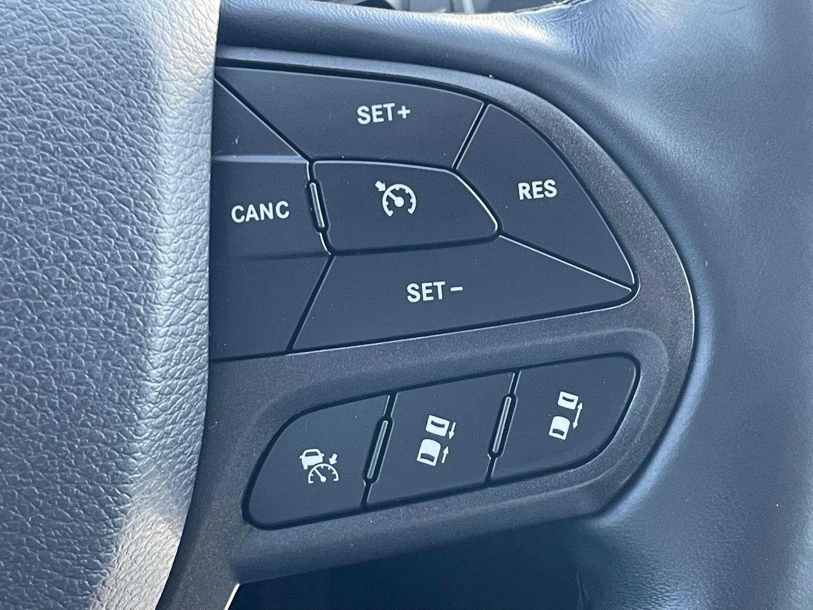 Used 2019 Jeep Cherokee Trailhawk AWD/4WD image 24