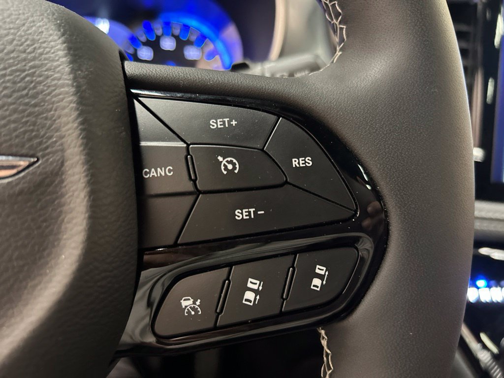 Used 2025 Chrysler Pacifica Limited FWD image 24
