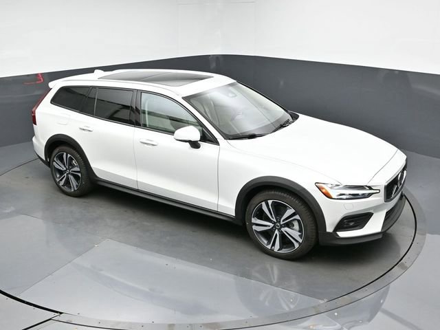 Used 2024 Volvo V60 B5 Cross Country Plus image 45