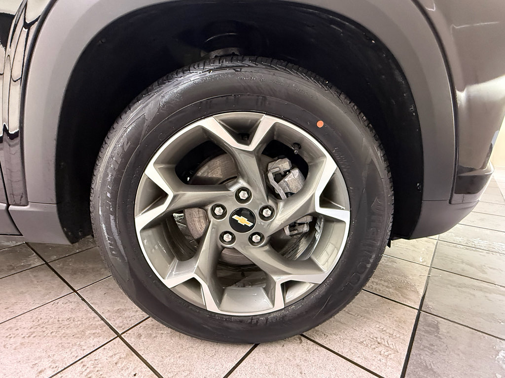Used 2025 Chevrolet Trax LT w/ LT Convenience Package FWD image 18