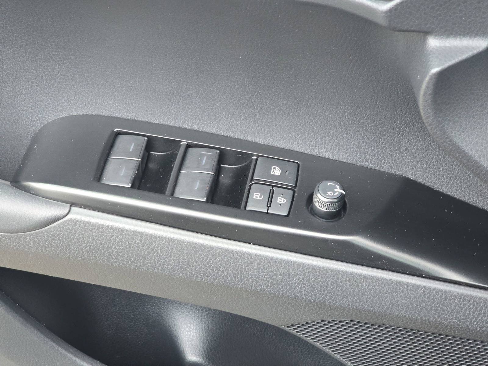 Used 2025 Toyota Camry SE image 34