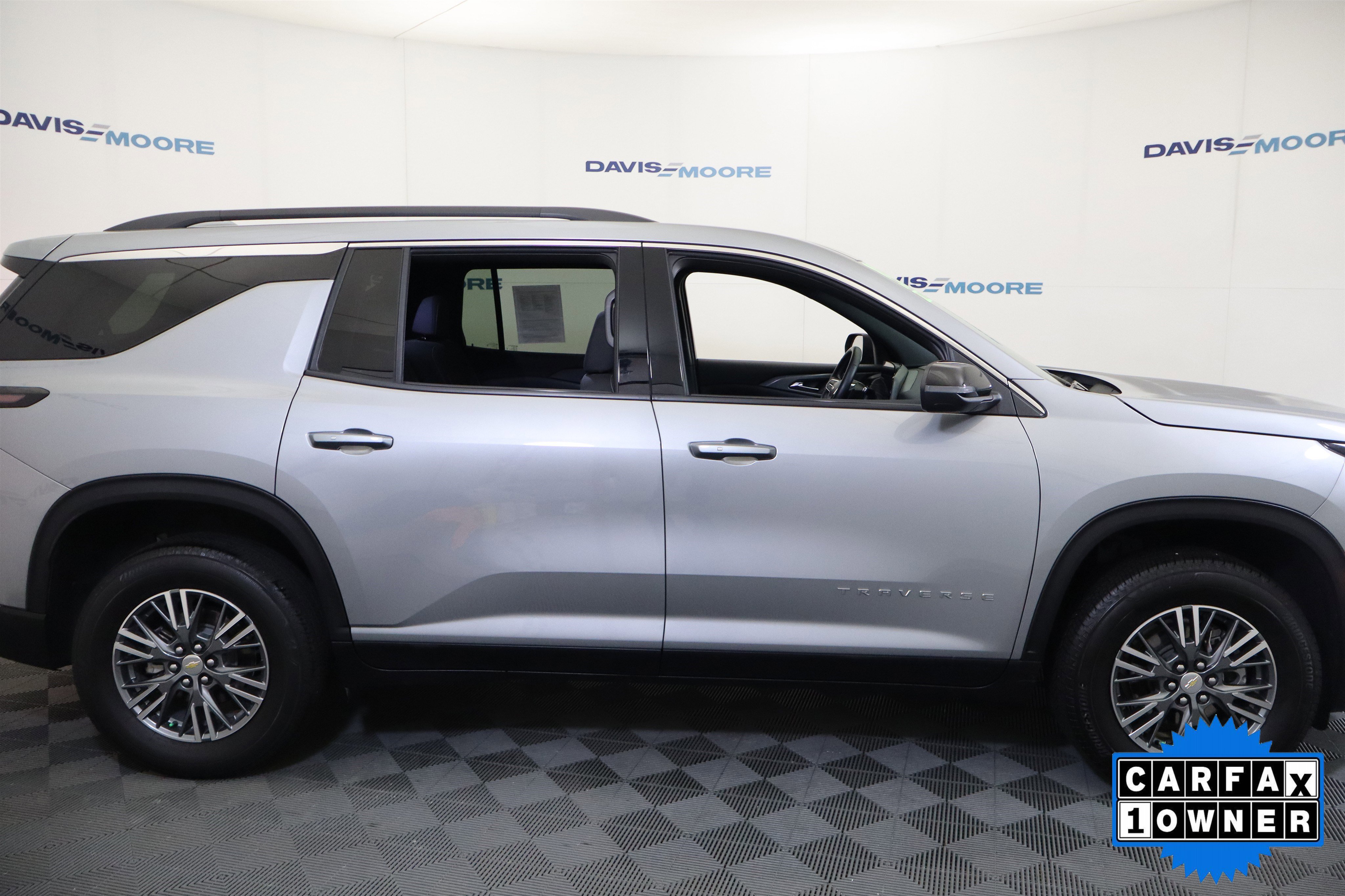 Used 2025 Chevrolet Traverse LT image 4