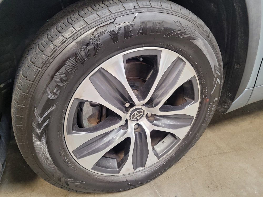 Used 2022 Toyota Highlander XLE FWD image 31