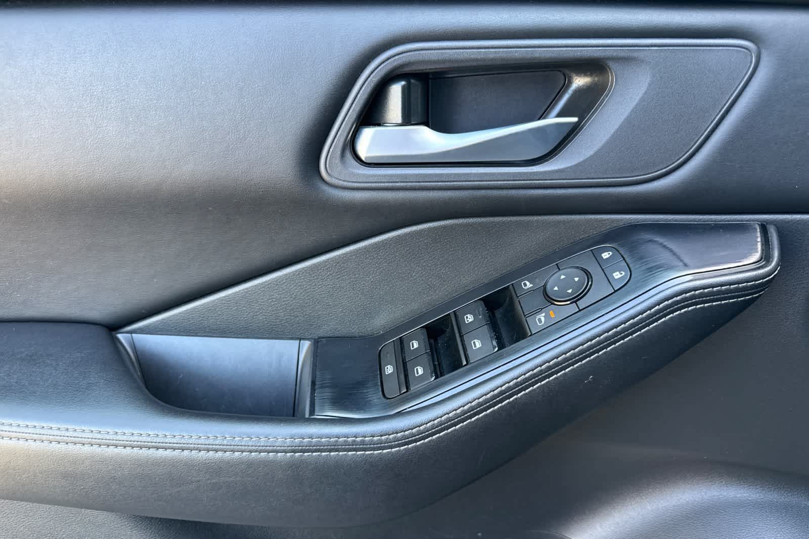 Used 2025 Nissan Rogue SV FWD image 12