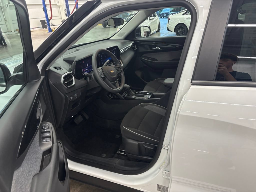 Used 2025 Chevrolet TrailBlazer LS w/ LS Convenience Package AWD/4WD image 14