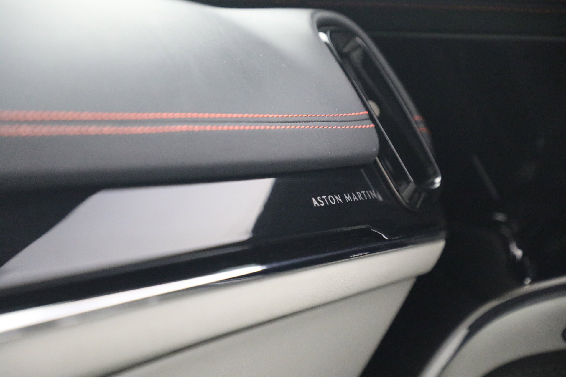 Used 2025 Aston Martin DBX 707 image 32