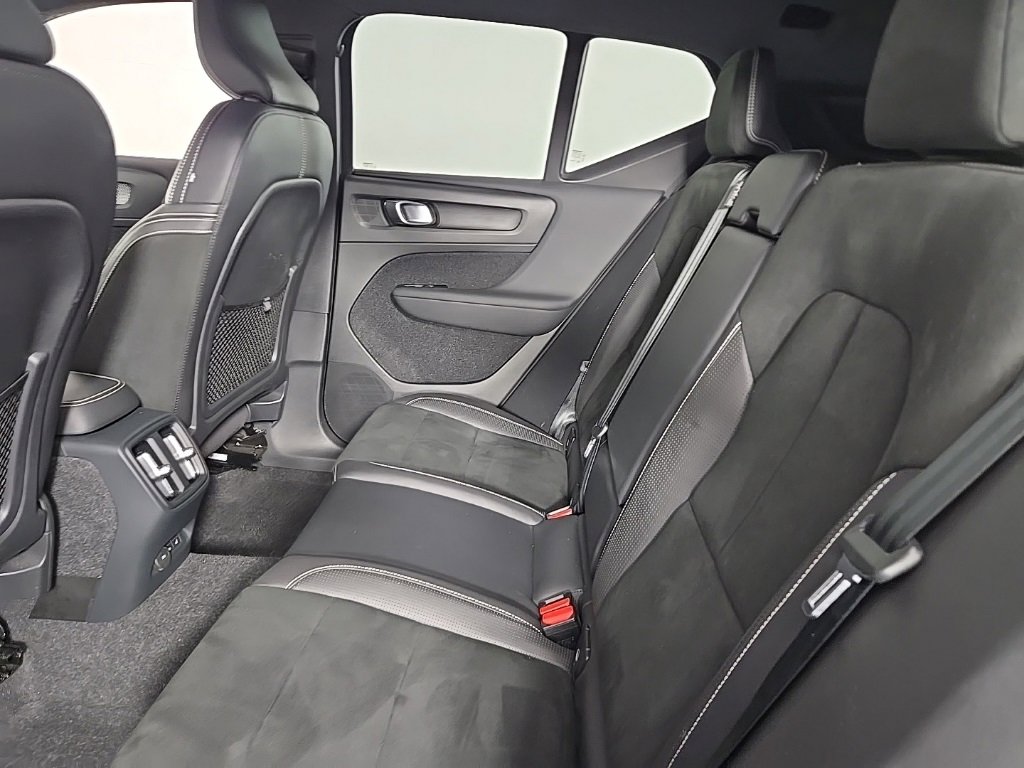 Used 2021 Volvo XC40 P8 Recharge w/ Advanced Package image 15