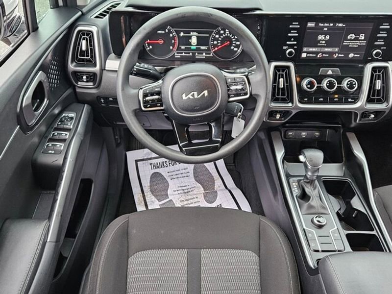 Used 2023 Kia Sorento LX image 8