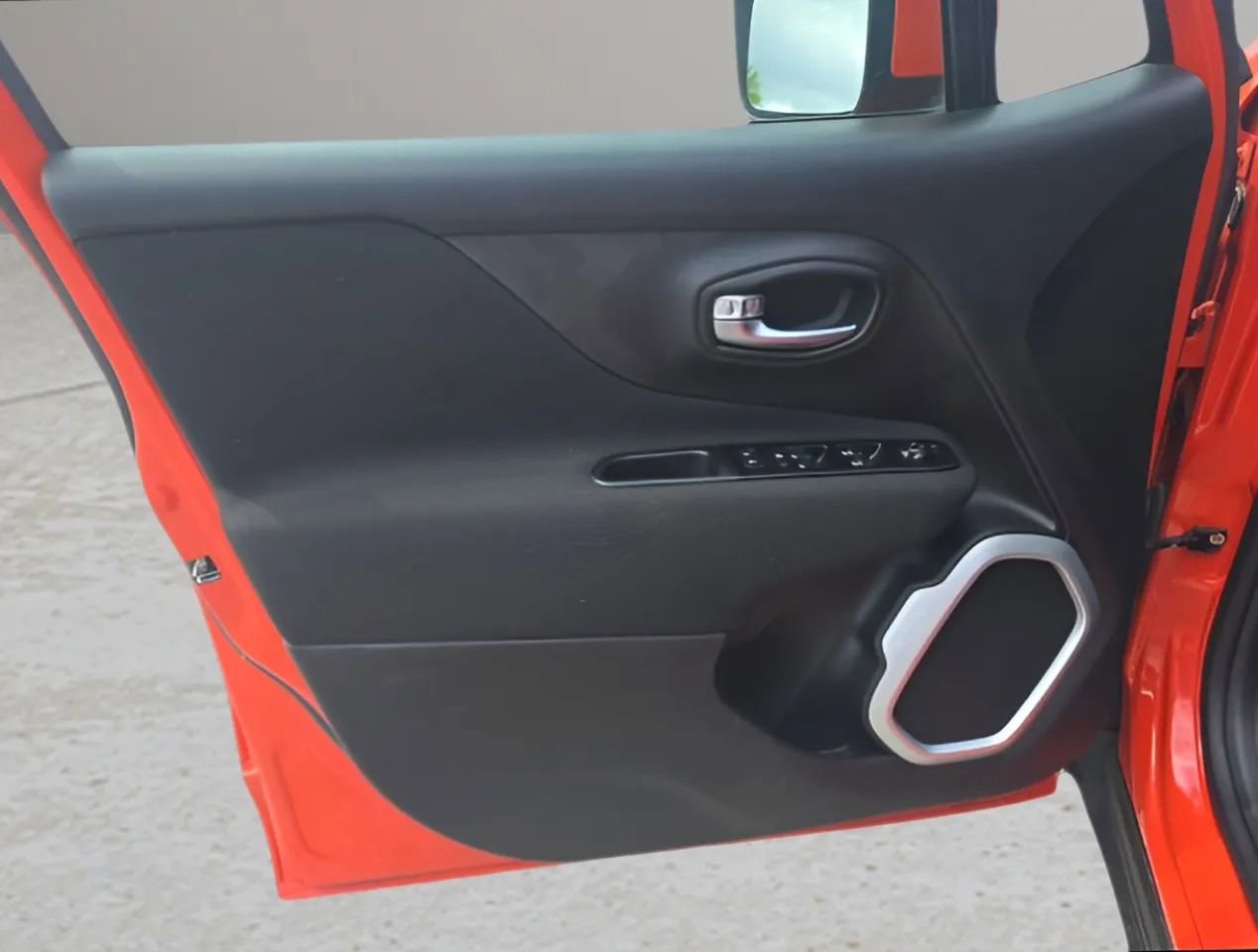 Used 2021 Jeep Renegade Latitude FWD image 9