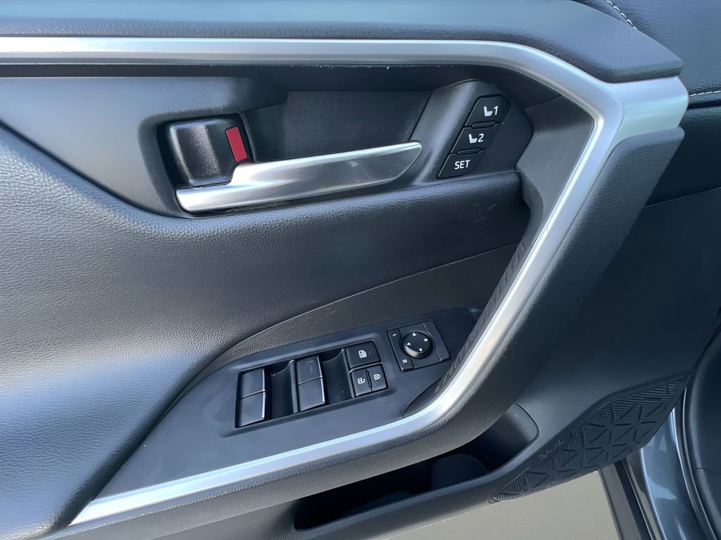 Used 2020 Toyota RAV4 Limited image 24