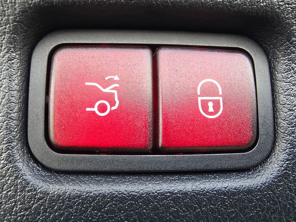 Used 2025 Mercedes-Benz C 300 4MATIC Sedan image 19