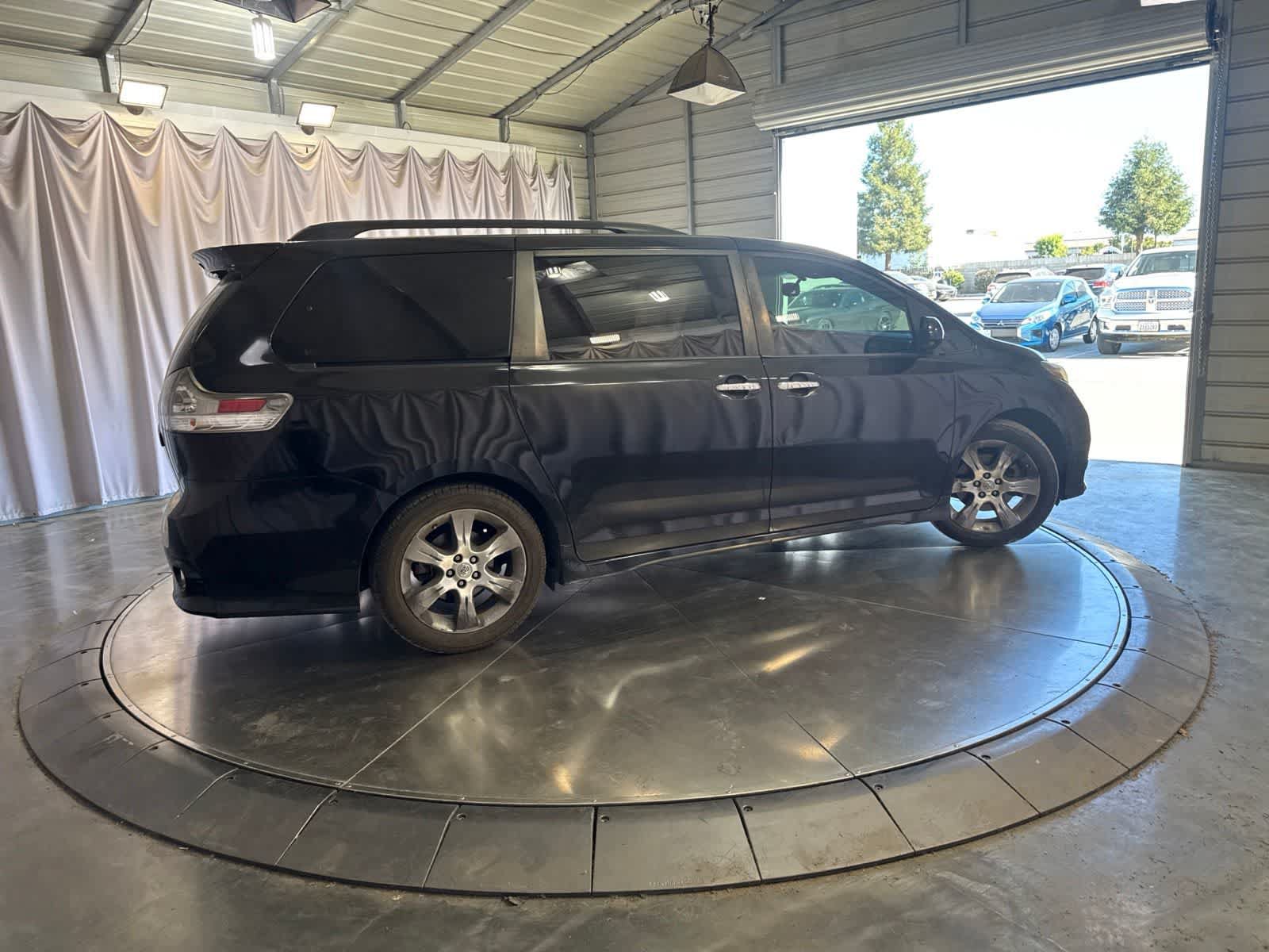 Used 2015 Toyota Sienna SE FWD image 4