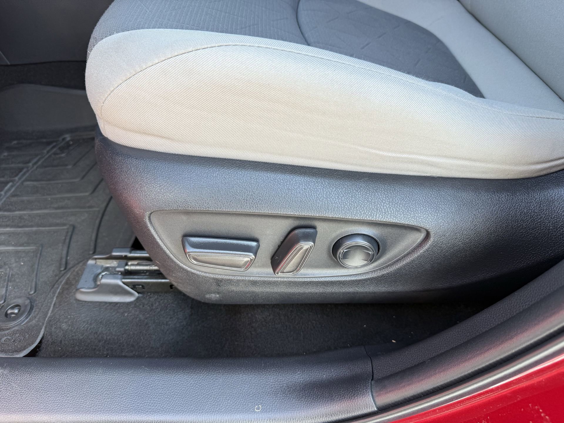 Used 2022 Toyota RAV4 XLE image 21