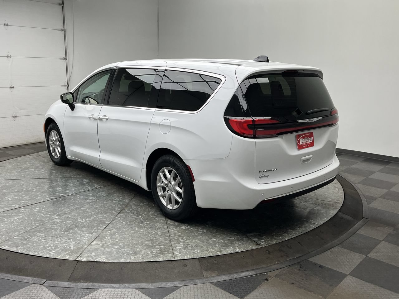 Used 2024 Chrysler Pacifica Touring-L FWD image 2
