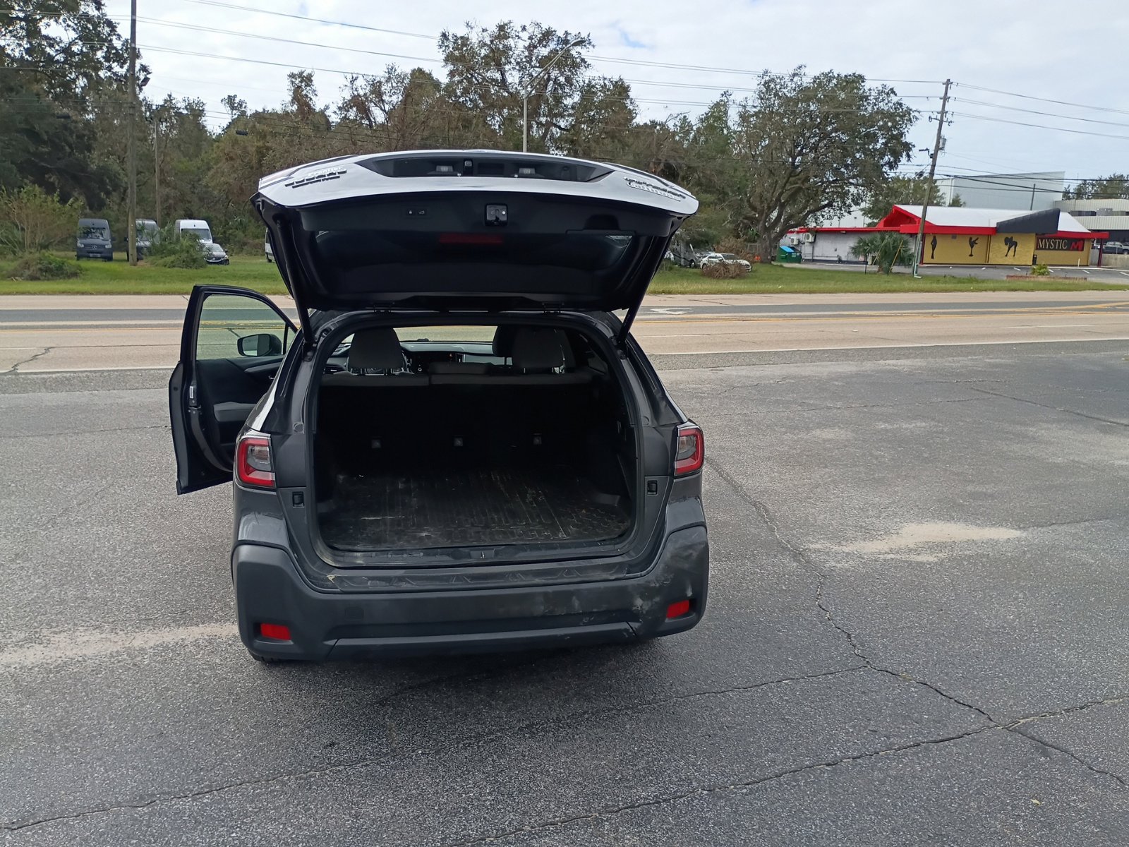 Used 2023 Subaru Outback Premium AWD/4WD image 4
