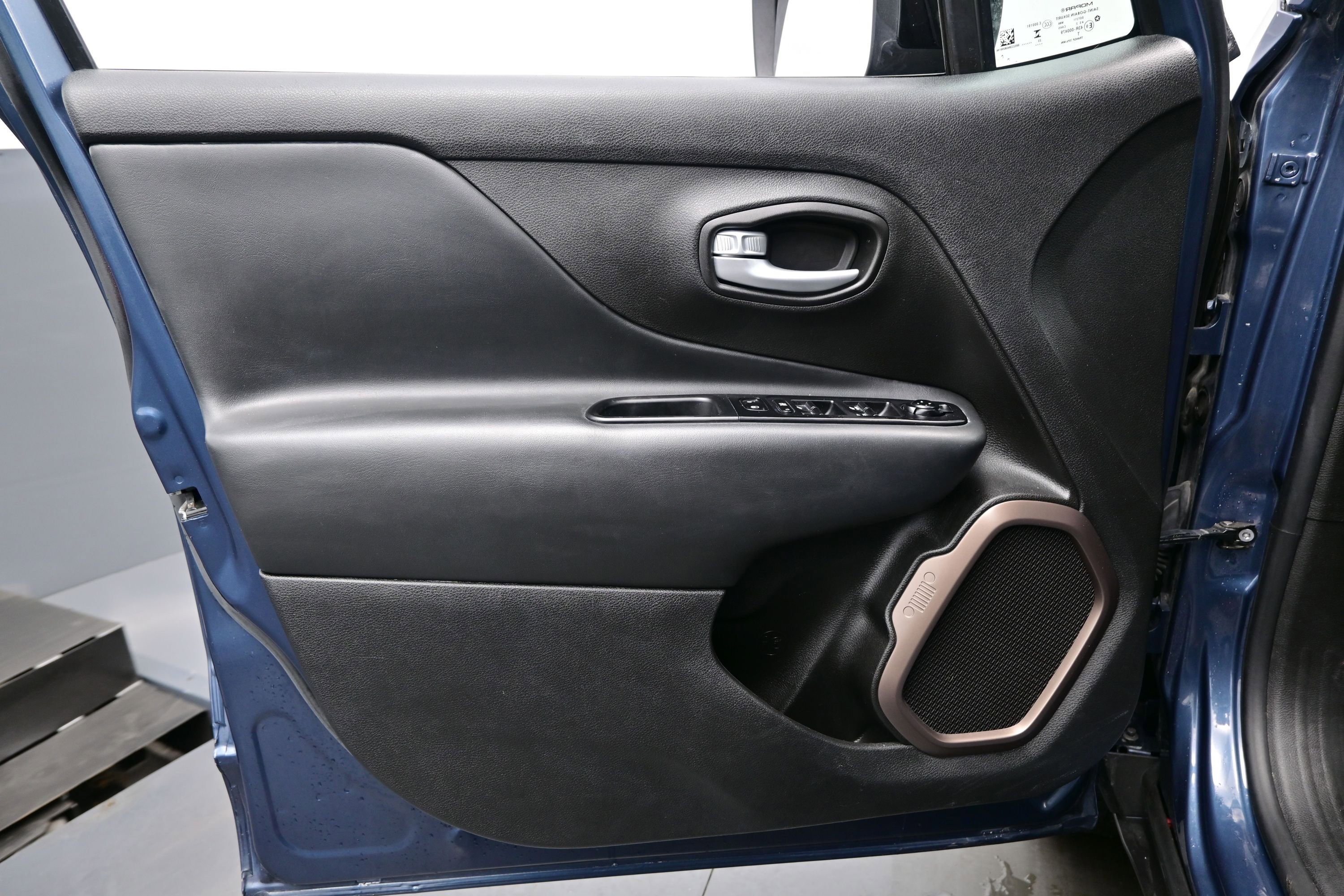 Used 2023 Jeep Renegade Latitude AWD/4WD image 9