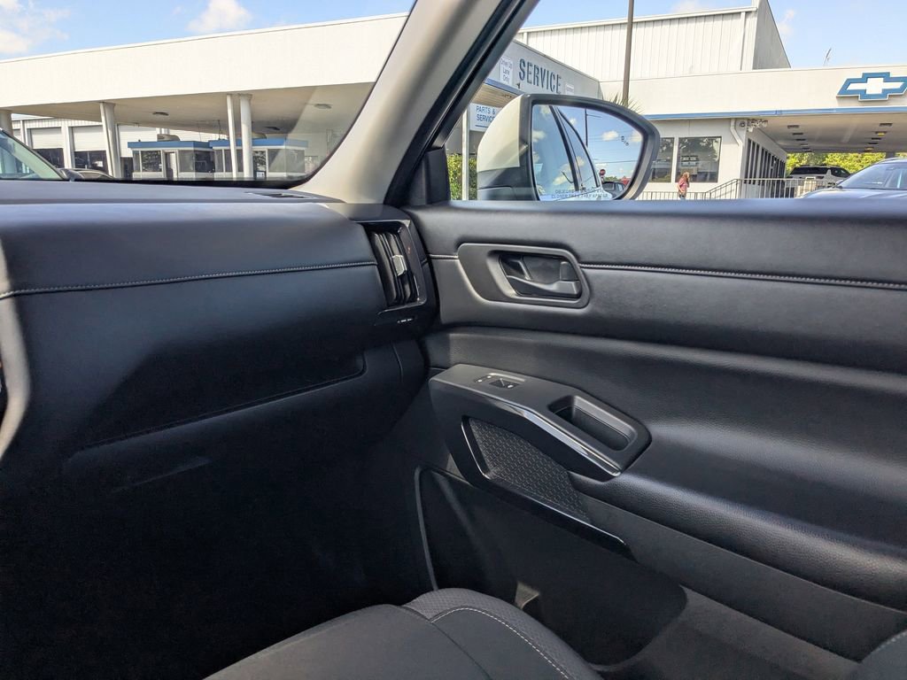 Used 2024 Nissan Pathfinder SV image 16