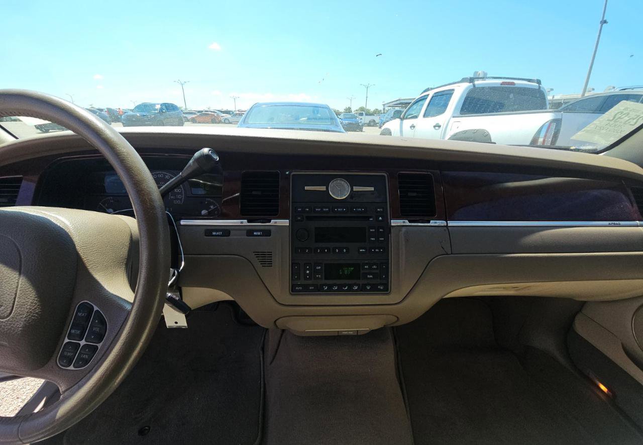 Used 2004 Lincoln Town Car Signature RWD image 13