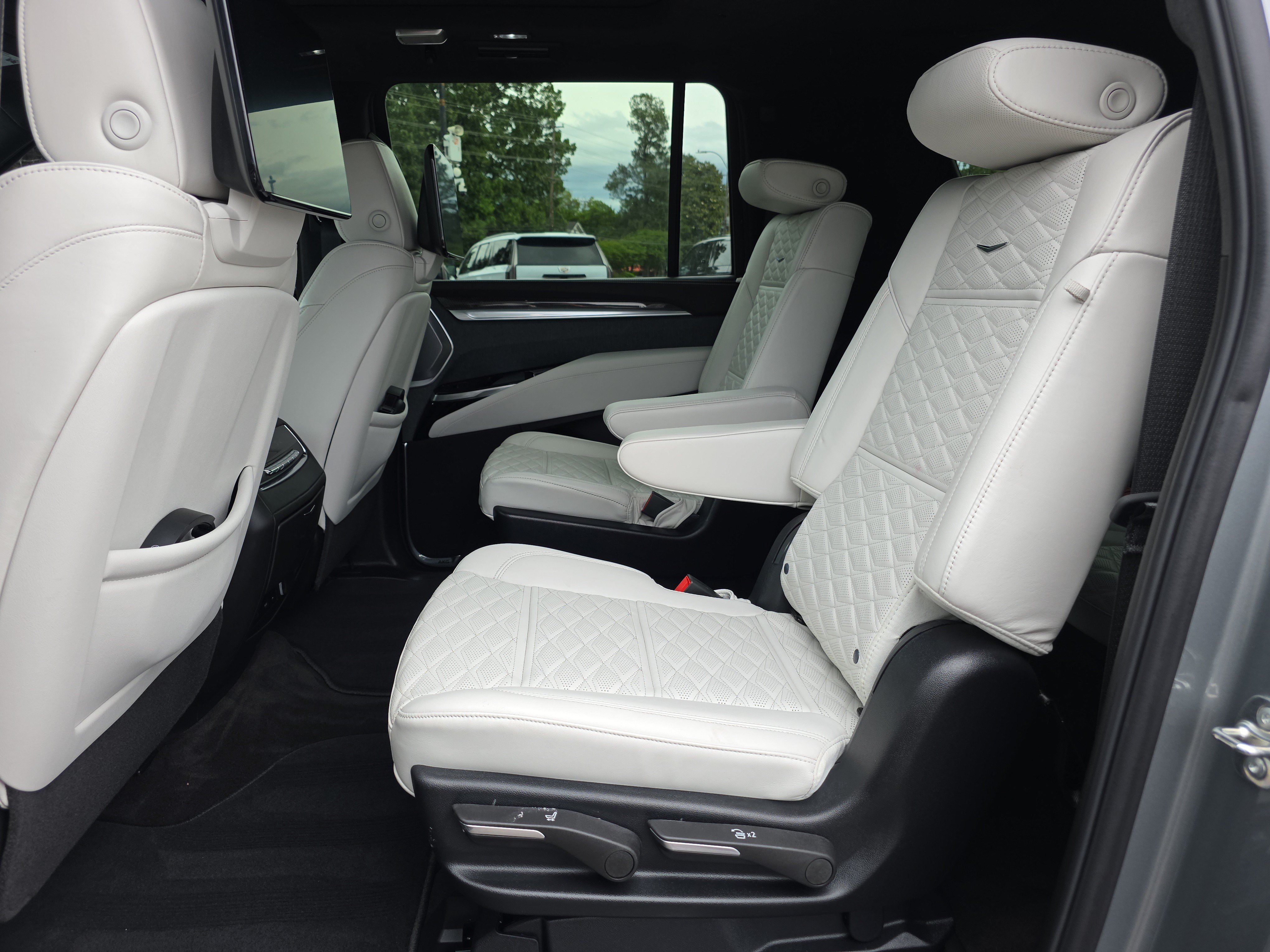 Used 2026 Cadillac Escalade ESV V AWD/4WD image 11